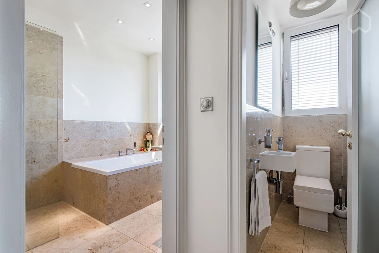 En-suite-Bad und Toilette